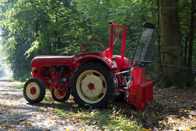 Traktor mit Seilwinde bei Waldarbeiten